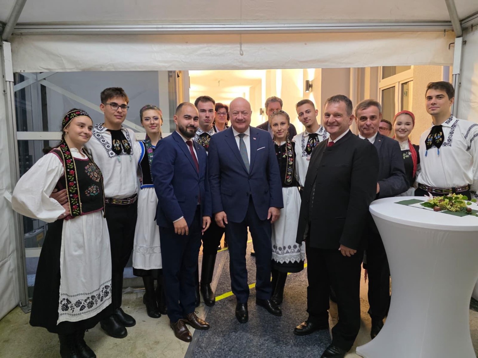 Mitglieder des DJFH mit dem österreichischen Bundeskanzler bei der Einweihung des VLÖ-Hauses der Heimat in Wien